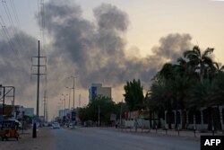Eneo la makazi ya watu likifuka moshi kutokana na mashambulizi yanayoendelea katika mapigano ya majenerali wawili upande wa mashariki ya Khartoum. (Photo by AFP)