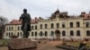 Kondisi dari gedung universitas tempat Stepan Bandera belajar di Kota Dubliany, Lviv, Ukraina, yang rusak akibat serangan Rusia pada 1 Januari 2024. (Foto: Reuters/Roman Baluk)