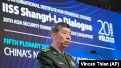 Menteri Pertahanan China Jenderal Li Shangfu berbicara dalam forum tahunan pertahanan dan keamanan, Shangri-La Dialogue, di Singapura, 4 Juni 2023. (Foto: Vincent Thian via AP)