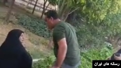 تصویری از درگیری یک مرد با زن محجبه‌ای که به حجاب زن دیگری اعتراض داشت.