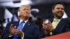 Le candidat républicain à la présidence Donald Trump et son colistier J.D. Vance lors de la deuxième journée de la Convention nationale républicaine à Milwaukee.
