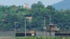 남북 간 국경 파주에서 보이는 한국 군 초소(아래)와 북한군 초소(위).