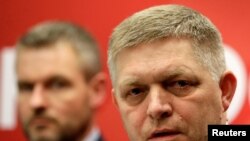 Роберт Фіцо (праворуч) очолю партію Смер - соціальна демократія. Він закликає припинити військову допомогу Україні і виступає проти санкцій ЄС щодо Росії.