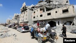 Displaced Palestinians make their way as they flee Hamad City following an Israeli evacuation order, amid Israel-Hamas conflict, in Khan Younis in the southern Gaza Strip, Aug. 11, 2024. 