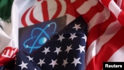 Simbol atom dan bendera Amerika Serikat dan Iran dalam sebuah ilustrasi yang diambil pada 8 September 2022. (Foto: REUTERS/Dado Ruvic)