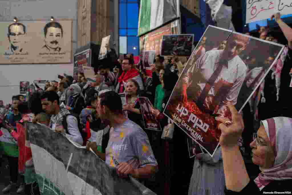 Hundreds rally at the Egyptian Journalists’ Syndicate, chanting “Gaza is suffocating, open the Rafah border!” Days later, Egypt announced an increase in aid to the Strip with 300 trucks daily, or half the pre-war rate. Cairo, Egypt, April 3, 2024.