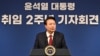 9일 윤석열 한국 대통령이 한국 용산 대통령실에서 취임 2주년 기자회견 중 기자의 질문에 답변을 하고 있다.