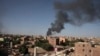 Kepulan asap terlihat di Khartoum, Sudan, Rabu, 19 April 2023. Warga Sudan yang ketakutan meninggalkan rumah mereka di ibu kota Khartoum, kata para saksi, setelah gencatan senjata yang ditengahi internasional gagal. (AP/Marwan Ali)