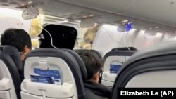 Para penumpang di tengah kerusakan mendadak Alaska Airlines Boeing 737 Max 9, Penerbangan 1282, yang terpaksa kembali ke Bandara Internasional Portland, 5 Januari 2024. (Elizabeth Le via AP)