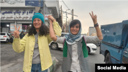  الهه محمدی (راست) و نیلوفر حامدی، پس از آزادی از زندان