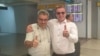 Aktivista Petar Nikitin i njegov advokat Čedomir Stojković na aerodromu u Beogradu 14. jula 2023. (Foto: Twitter/@FIGHT_4_RIGHT_S)
