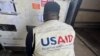 Radnik USAID-a/Nigerije istovaruje rashladni kontejner sa mpox vakcinama na fotografiji koju je na X objavio @USAIDNigeria 28. avgusta 2024.
