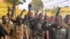 Panglima militer Abdel Fattah al-Burhan bersorak bersama tentara saat mengunjungi beberapa posisi mereka di Khartoum, Sudan, 30 Mei 2023. (Facebook Angkatan Darat Sudan/AFP)
