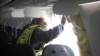 Petugas dari Badan Keselamatan Transportasi AS (NTSB) memeriksa kabin pesawat Alaska Airlines 1282 pada 7 Januari 2024. Pesawat tersebut mengalami insiden copotnya panel saat penerbangan berlangsung. (Foto: NTSB via AP)