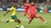 L'attaquant sud-africain Percy Tau face au défenseur tunisien Ali Abdi. (Photo Fadel Senna / AFP)