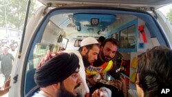 Wafanyakazi wa ukoaji wakimbeba mtu aliyejeruhiwa baada ya mlipuko katika wilaya ya Bajur, jimbo la Khyber Pakhtunkhwa, Julai 30, 2023.