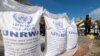 Pengungsi Palestina menunggu untuk menerima bantuan Badan Bantuan dan Pekerjaan PBB (UNRWA) di Rafah, di selatan Jalur Gaza, 7 Maret 2024. (Foto: Reuters)