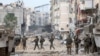 Militer Israel berpatroli di dekat kompleks Rumah Sakit Al Shifa di Kota Gaza, di utara Jalur Gaza, 22 November 2023. (REUTERS/Ronen Zvulun)