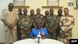 Kolonel Mayor Amadou Abdramane (tengah), juru bicara Komite Nasional untuk Penyelamatan Rakyat (CNSP) dalam pernyataan yang disiarkan televisi, 26 Juli 2023. (ORTN - Télé Sahel / AFP)