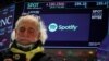 На екранот се прикажани логоти и информациите за „Spotify“ во Њујорк, 4 декември 2023 година.