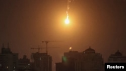 Ledakan drone di langit Kota Kyiv saat serangan drone oleh Rusia di tengah invasi Rusia ke Ukraina di Kyiv, 25 November 2023. (Foto: Gleb Garanich/Reuters)