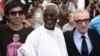 Le réalisateur malien Souleymane Cissé entouré du réalisateur américain Martin Scorsese et du réalisateur turc Fatih Akin le 22 mai 2007 lors de la 60e édition du Festival du film de Cannes. AFP / Fred Dufour