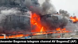 Reservoir minyak terlihat terbakar setelah drone mencapai Klintsy, kota di Wilayah Bryansk Rusia, sekitar 60 kilometer dari perbatasan Rusia-Ukraina, Jumat, 19 Januari 2024. (Saluran telegram Gubernur Wilayah Bryansk Alexander Bogomaz AV BogomaZ via AP)