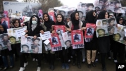 Para perempuan Afghanistan ikut melakukan aksi unjuk rasa di ibukota Kabul untuk memrotes pemenggalan 7 orang oleh ISIS, Rabu (11/11).
