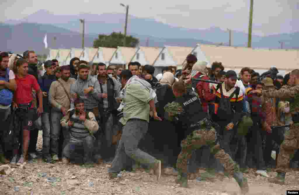 Wani dan sanda ya bugi wani mutum a lokacin da ya ke kokarin tabbatar da oda, a lokacin da bakin haure ki jiran jirgin kasan da zai kai su sansaninsu na wucin gadi. 