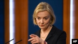 Perdana Menteri Inggris Liz Truss menghadiri konferensi pers di ruangan briefing di Downing Street, London, pada 14 Oktober 2022. (Foto: Pool via AP/Daniel Leal)