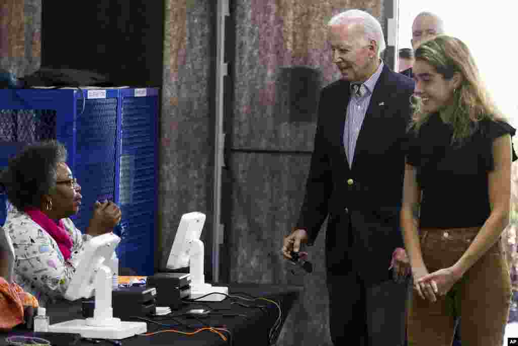 Rais Joe Biden awasili kwenye kituo cha kupiga kura ili kutekeleza wajibu wake wa kupiga kura kwenye uchaguzi wa katikati ya mhula mwaka 2022. Rais Biden afuatana na mjukuu wake Natalie Biden anaepiga kura kwa mara ya kwanza katika kituo cha Wilmington, Delaware.