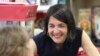 Senator Becca Balint asal Vermont, yang akan bertarung memperebutkan kursi kosong di DPR AS mewakili Vermont, berbicara dengan warga di Colchester, Vermont, pada 24 Juli 2022. (Foto: AP/Wilson Ring)