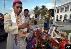 Uskup Katolik Roma Timor Leste dan peraih Nobel Carlos Ximenes Belo di Timor Leste, Sergio Vieira De Mello di Dili, pada 23 Agustus 2003. (Foto: AP)