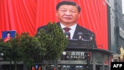 Pidato Xi Jinping pada upacara pembukaan Kongres Nasional ke-20 Partai Komunis China disiarkan langsung di sebuah jalan di Hangzhou, Provinsi Zhejiang, Tiongkok. (16 Oktober 2022)
