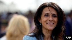 La secrétaire d'État française au Développement, à la Francophonie et aux Partenariats internationaux Chrysoula Zacharopoulou arrive pour assister au défilé militaire du 14 juillet sur l'avenue des Champs-Élysées à Paris le 14 juillet 2022.