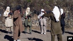 شماری از تندروان تحریک طالبان پاکستان در وزیرستان شمالی (تصویر از آرشیف صدای امریکا) 