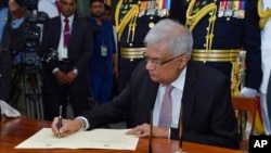 Presiden baru terpilih Sri Lanka Ranil Wickremesinghe, setelah mengambil sumpah saat upacara pengambilan sumpah di Kolombo, Sri Lanka, 21 Juli 2022. (Foto: via AP)