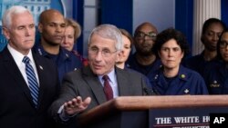 Dkt Anthony Fauci akiwa na Makamu wa Rais Mike Pence nyuma yake wakati akilipasha habari taifa na dunia juu ya hali ya maambukizi ya virusi vya corona, White House, Jumapili, Machi 2020.