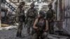 Tentara Ukraina berbicara satu sama lain di kawasan industri kota Sievierodonetsk, saat serangan Rusia ke Ukraina berlanjut, Ukraina 20 Juni 2022. (Foto: Reuters)