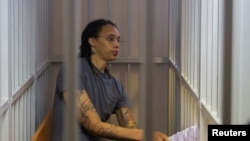 Pebasket AS Brittney Griner duduk di dalam sel tahanan setelah hakim membacakan putusan hukuman dalam kasusnya di Khimki, Moskow, Rusia, pada 4 Agustus 2022. Griner didakwa hukuman sembilan tahun penjara atas kepemilikan obat-obatan terlarang. (Foto: Reuters/Evgenia Novozhenina)