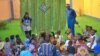 Une séance de lecture à Lomé, au Togo, le 16 août 2022. (VOA/Amen Assignon)