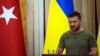 Presiden Ukraina Volodymyr Zelenskyy dalam konferensi pers di Lviv, Ukraina, Kamis, 18 Agustus 2022. (AP/Evgeniy Maloletka)
