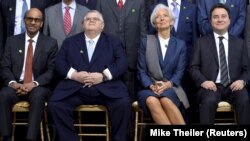 Kiri ke kanan: Menteri Keuangan Singapura Tharman Shanmugaratnam, Gubernur Bank Meksiko Agustin Carstens, Direktur IMF Christine Lagarde dan Deputi Perdana Menteri Turki dan Ketua Komite G20 Ali Babacan dalam pertemuan tahunan IMF dan Bank Dunia di Washington (18/4). (Reuters/Mike Theiler)