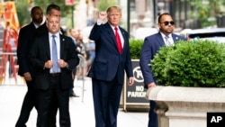 Rais wa zamani Donald Trump akielekea kwa ofisi ya mwendesha mashtaka mjini New York, Agosti 10, 2022. Picha ya Reuters