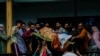 Warga desa membawa mayat Sunil Kumar, seorang pria Hindu Kashmir yang dikenal sebagai Pandit, di luar rumahnya di desa Chotigam, selatan Srinagar, Kashmir-India, Selasa, 16 Agustus 2022. Pandit ditembak mati oleh tersangka pemberontak di sebuah kebun apel hari Selasa pagi.