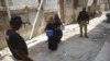 Orang-orang bersenjata dan bersepeda motor, Selasa, melepas tembakan ke arah petugas polisi yang mengawal tim pekerja polio di Pakistan barat laut. Dua polisi tewas. (Foto: AFP)