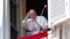 Paus Fransiskus memimpin ibadah Angelus dari jendela di Vatikan, pada 21 Agustus 2022. (Foto: Vatican Media/­Handout via Reuters)