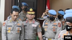 Kasus pembunuhan Brigadir Joshua yang melibatkan Ferdi Sambo (tengah), telah menyeret masyarakat untuk ikut memberikan "tekanan" terhadap proses pengadilan melalui media sosial. (VOA/Indra Yoga)
