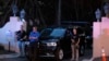 រូប​ឯកសារ៖ កង​ការពារ​ Secret Service​ ប្រដាប់​អាវុធ​ឈរ​យាម​នៅ​ខាង​ក្រៅ​ភូមិគ្រឹះ​ Mar-a-Lago របស់​អតីត​ប្រធានាធិបតី​សហរដ្ឋ​អាមេរិក​លោក Donald Trump នៅ​ទី​ក្រុង Palm Beach រដ្ឋ Florida សហរដ្ឋ​អាមេរិក​ កាល​ពី​ថ្ងៃ​ទី​៨ ខែ​សីហា ឆ្នាំ​២០២២។