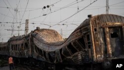 Потяг, розбитий у Чапліному в Дніпропетровській області під час обстрілів російськими силами на День незалежності України 24 серпня. Фото зроблене 25 серпня 2022 року. Фото AP/Leo Correa